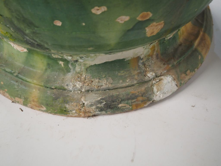 Grand pot de jardin en terre vernissée verte et jaune, à quatre anses,