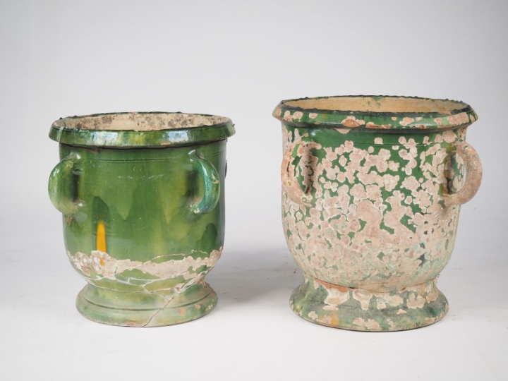 2 pots de jardin à anses en terre vernissée verte, sur piedouche. Dim.
