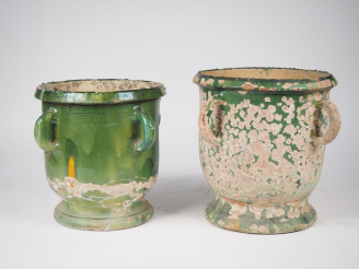 Vente aux enchères 2 pots de jardin à anses en terre vernissée verte, sur piedouche. Dim.