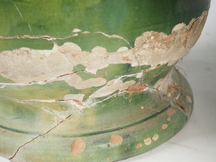 2 pots de jardin à anses en terre vernissée verte, sur piedouche. Dim.