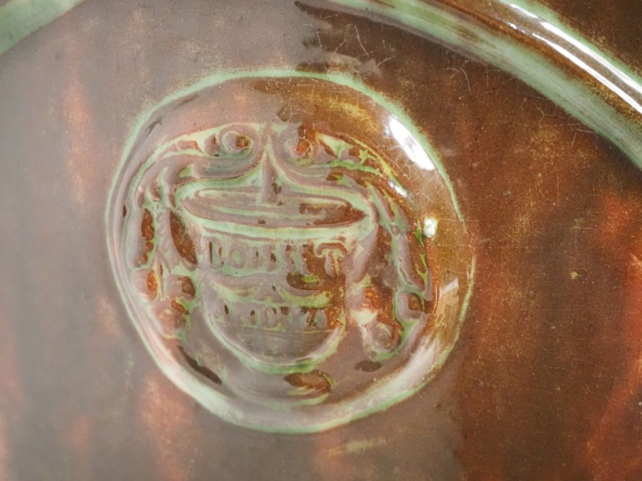Boisset à Anduze. Pot en terre vernissée, col ourlet, base sur piedouc