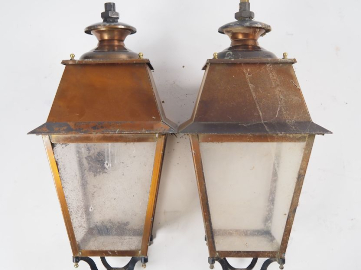 Paire de lanternes en fer forgé et laiton, éclairant à une lumière. H.