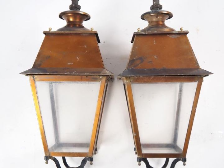 Paire de lanternes en fer forgé et laiton, éclairant à une lumière. H.