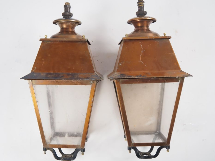 Paire de lanternes en fer forgé et laiton, éclairant à une lumière. H.