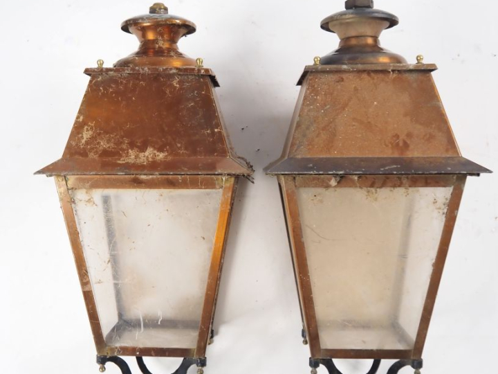 Paire de lanternes en fer forgé et laiton, éclairant à une lumière. H.