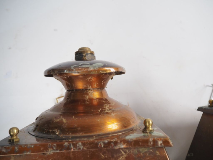 Paire de lanternes en fer forgé et laiton, éclairant à une lumière. H.
