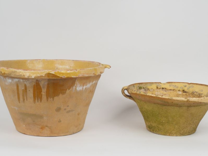 2 différentes grésaille en terre vernissée jaune. Dim. 25 x 43 cm - 20