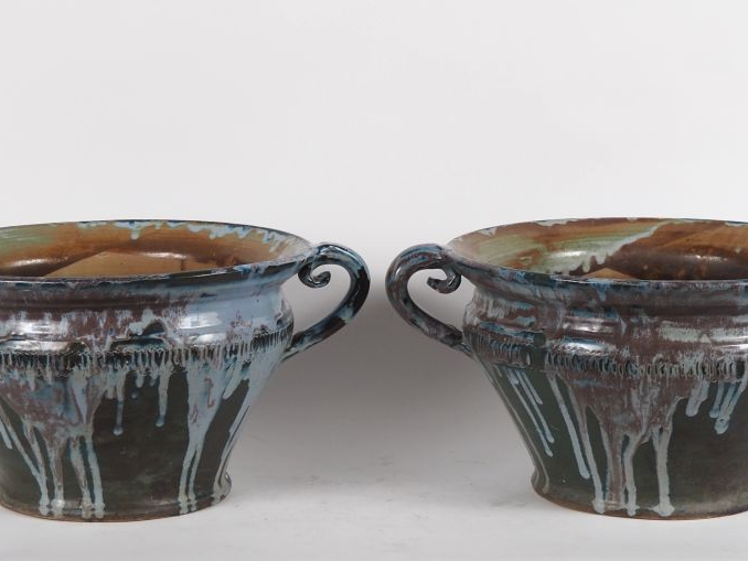 Paire de grands cache pots à anses en grès flammé polychrome. H. 25 cm