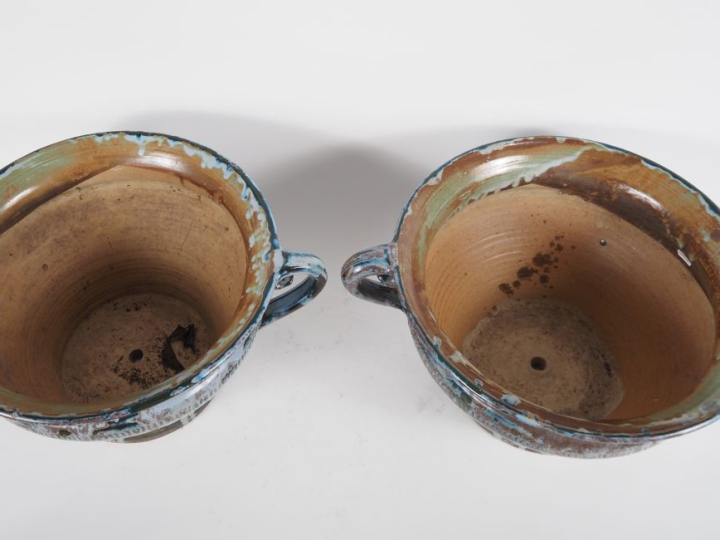 Paire de grands cache pots à anses en grès flammé polychrome. H. 25 cm