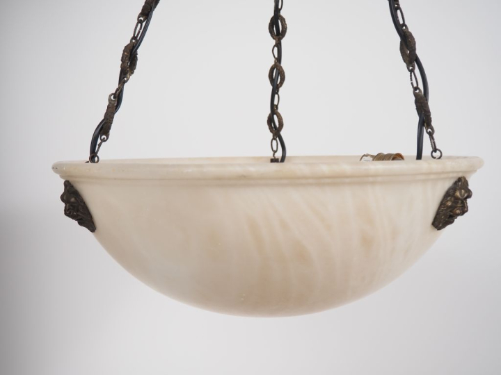 Suspension en albâtre en forme de vasque à l'antique, éclairant à troi