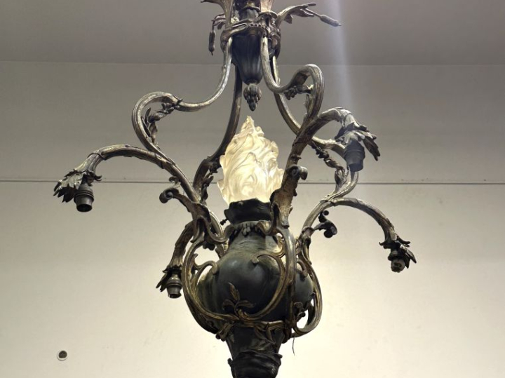 Lustre Napoléon III de style Louis XV en bronze doré et patiné à décor