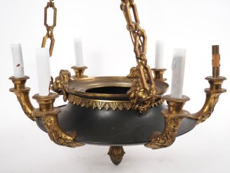 Vente aux enchères Lustre de style Empire en tôle verte et bronze doré, en forme de vase 
