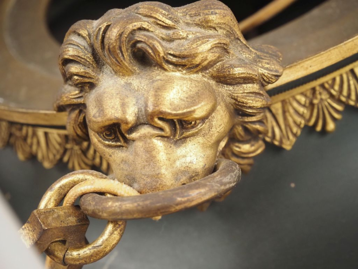 Lustre de style Empire en tôle verte et bronze doré, en forme de vase 