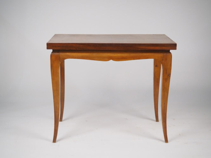 Table à écrire de style Louis XV, plateau dépliant. Dim. 72 x 89 x 60 