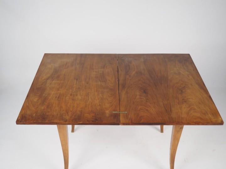 Table à écrire de style Louis XV, plateau dépliant. Dim. 72 x 89 x 60 