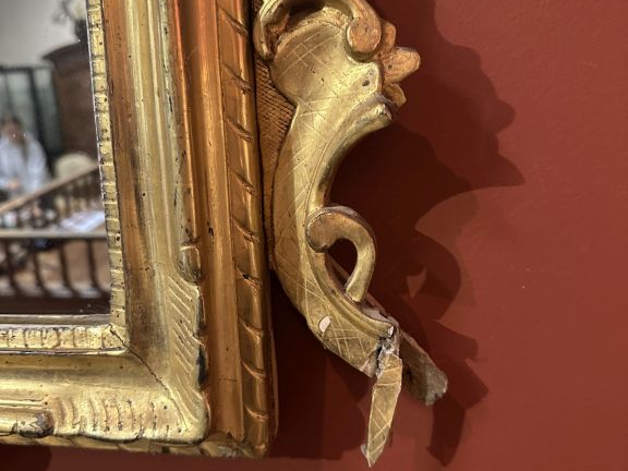 Glace Napoléon III de style Louis XIV en bois et stuc doré, à décor aj