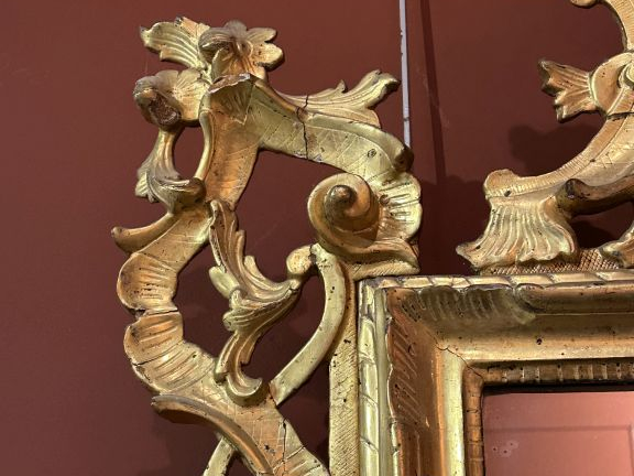 Glace Napoléon III de style Louis XIV en bois et stuc doré, à décor aj