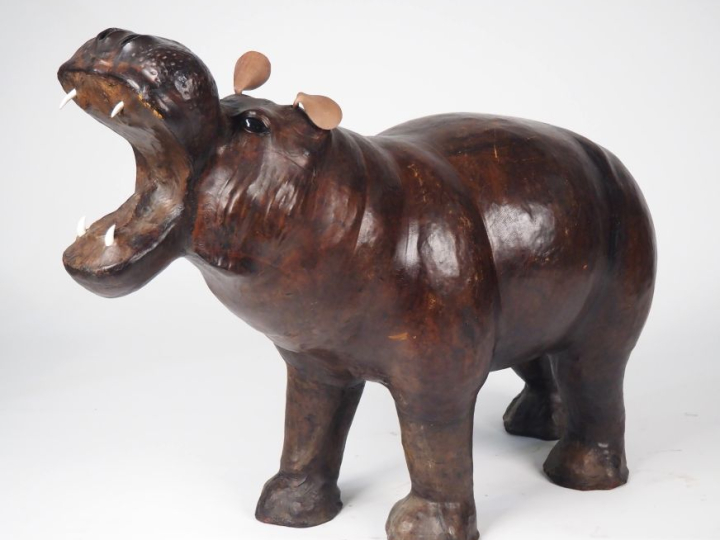 Ecole française XXème.  "Hippopotame" Grand sujet en bois gainé de cui