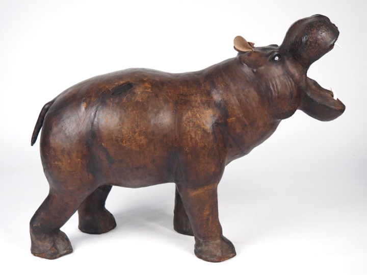 Ecole française XXème.  "Hippopotame" Grand sujet en bois gainé de cui