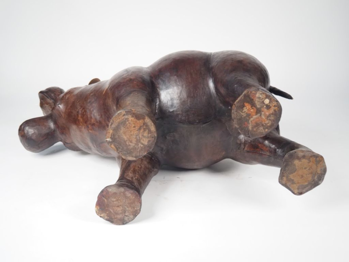 Ecole française XXème.  "Hippopotame" Grand sujet en bois gainé de cui
