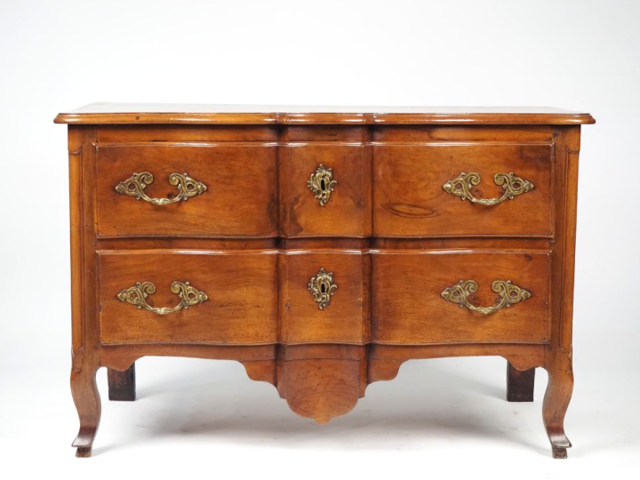 Commode Transition en bois mouluré et sculpté, façade galbé à léger re