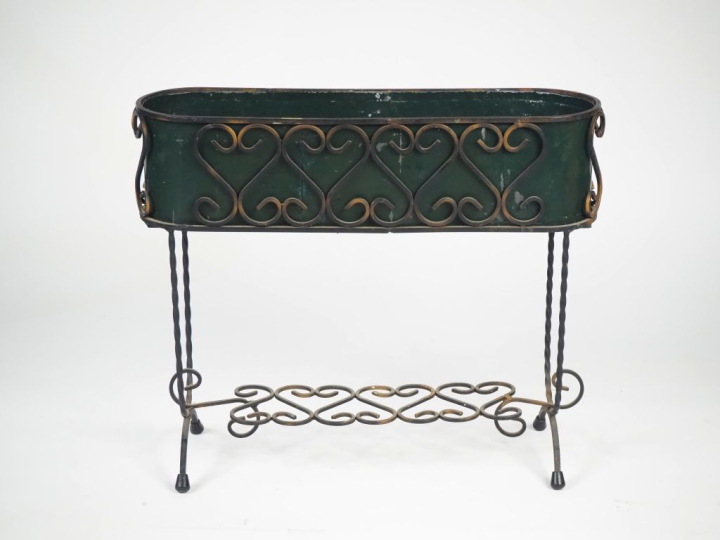 Jardinière XXème en tôle verte et fer forgé. Dim. 62 x 73 x 21 cm