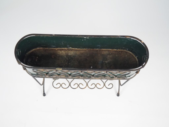 Jardinière XXème en tôle verte et fer forgé. Dim. 62 x 73 x 21 cm