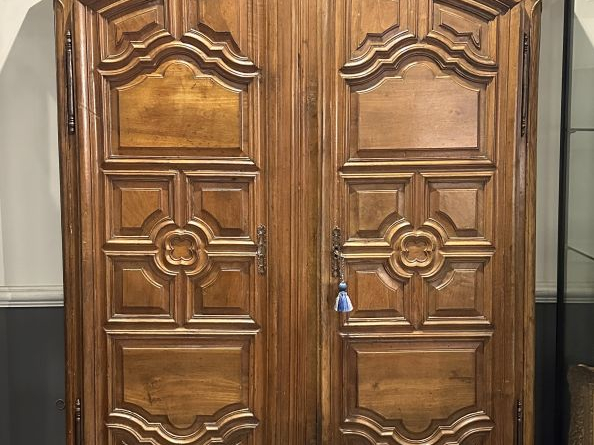 Armoire Louis XIV en bois mouluré et sculpté, à décor géométrique, cor