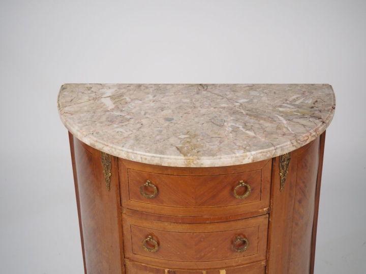 Petit meuble d'appui demie-lune en marqueterie, ouvrant à quatre tiroi