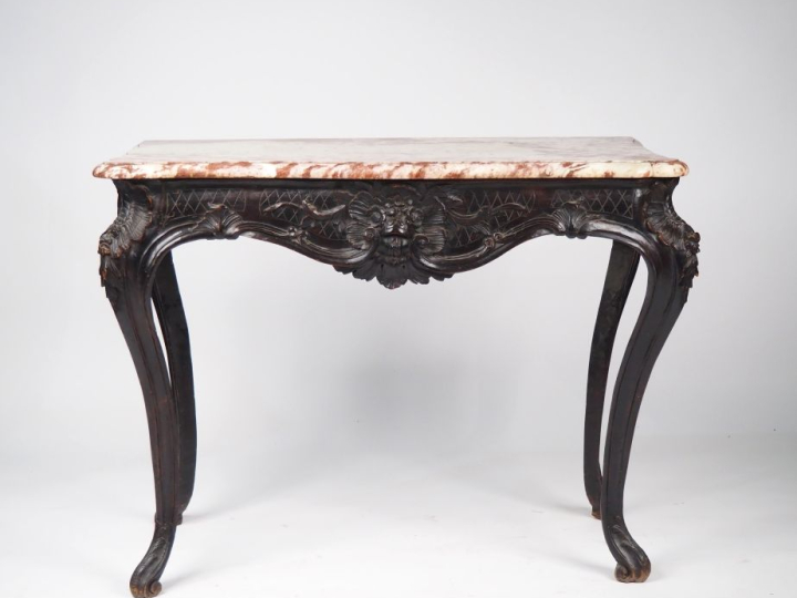 Console Louis XV en bois mouluré et sculpté, à décor de rocailles, de 