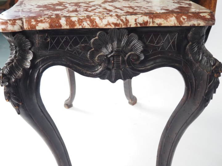 Console Louis XV en bois mouluré et sculpté, à décor de rocailles, de 