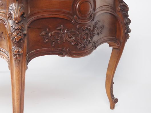 Bureau plat de style Louis XV en bois mouluré et sculpté, à décor de r