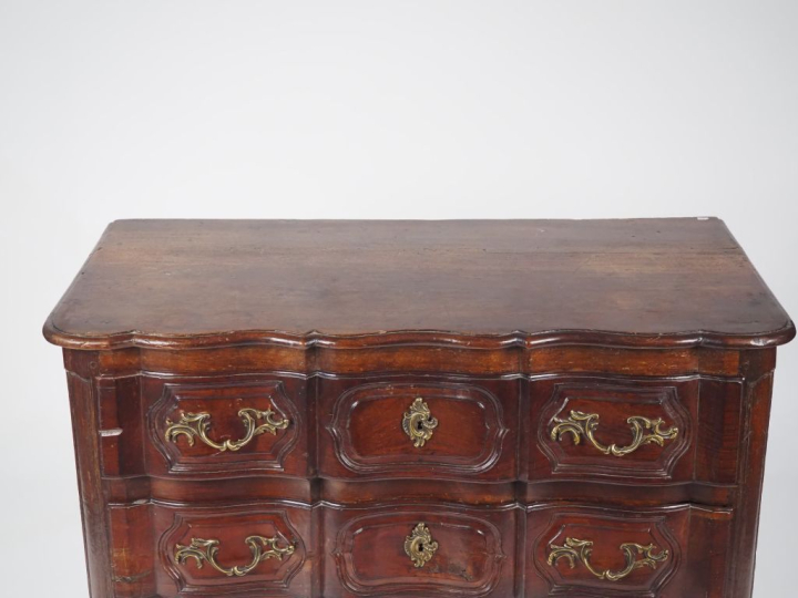 Commode XVIIIème en bois mouluré, dessus bois, façade mouvementée, ouv