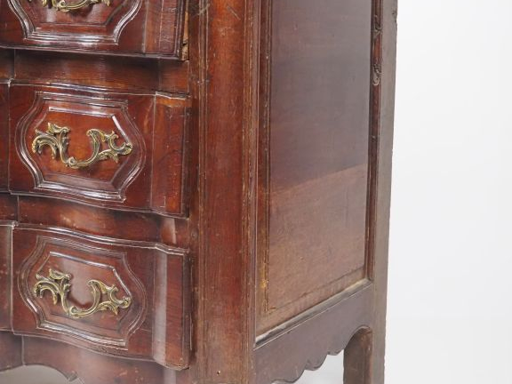 Commode XVIIIème en bois mouluré, dessus bois, façade mouvementée, ouv