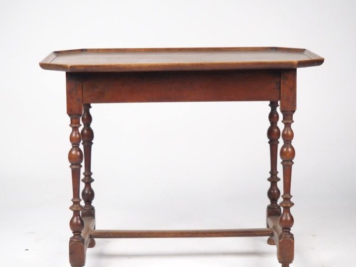 Table à écrire Louis XIII en bois tourné, plateau octogonal cabaret, p