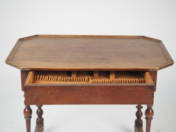 Table à écrire Louis XIII en bois tourné, plateau octogonal cabaret, p