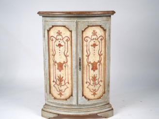 Vente aux enchères Encoignure de style Louis XVI en bois polychrome à décor de rinceaux f