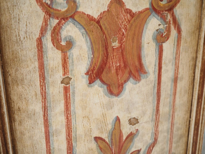 Encoignure de style Louis XVI en bois polychrome à décor de rinceaux f