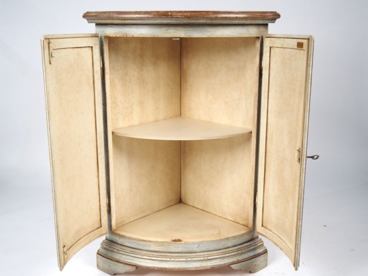 Encoignure de style Louis XVI en bois polychrome à décor de rinceaux f