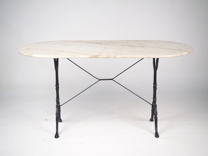 Table bistrot ovale, piétement en fonte,  plateau de marbre blanc. Dim