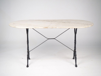 Vente aux enchères Table bistrot ovale, piétement en fonte,  plateau de marbre blanc. Dim