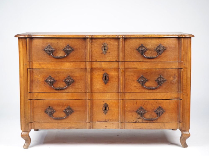 Commode XVIIIème à arbalète en noyer mouluré, dessus bois, pieds galbé