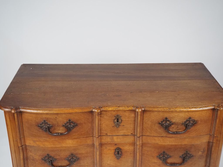 Commode XVIIIème à arbalète en noyer mouluré, dessus bois, pieds galbé