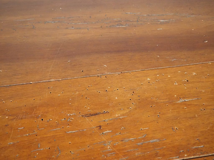 Commode XVIIIème à arbalète en noyer mouluré, dessus bois, pieds galbé