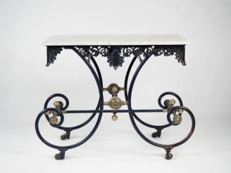 Vente aux enchères Table de boucher en fer forgé peint et laiton, à décor ajouré de rince