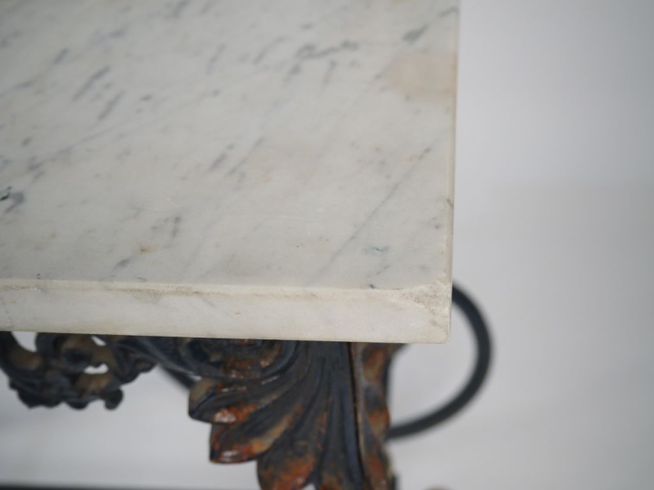 Table de boucher en fer forgé peint et laiton, à décor ajouré de rince