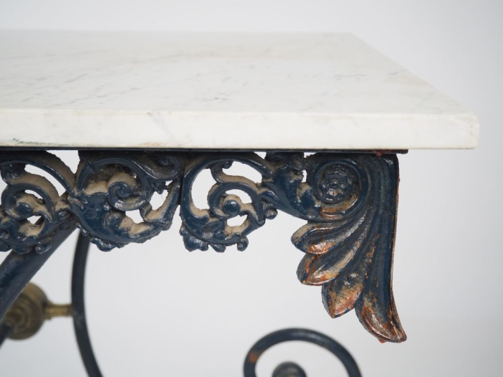 Table de boucher en fer forgé peint et laiton, à décor ajouré de rince