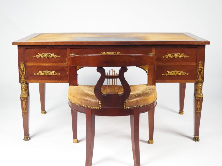 Bureau Empire en acajou et placage d'acajou avec son fauteuil gondole 