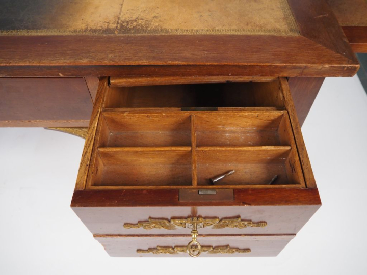 Bureau Empire en acajou et placage d'acajou avec son fauteuil gondole 