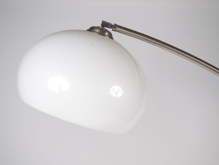 Lampadaire Design en métal chromé et marbre.  H. 192 cm